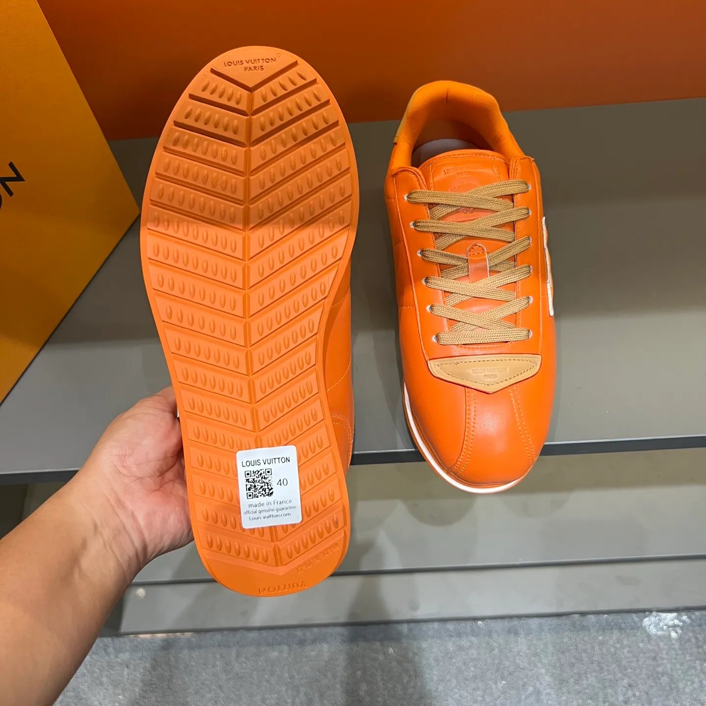 P540 Size 38-45 LV 🫏The colorful interpretation of BUTTERSOFT sneakers combines sheepskin, The colorful interpretation of LV BUTTERSOFT sneakers combines sheepskin and calfskin, bringing a super soft feel. Designed by Pharrell Williams, this '60s-inspired shoe features a padded upper that's been crafted by Louis Vuitton craftsmen to further enhance the comfort of the leather. In addition to the LV initials, it features multiple signatures, including natural leather trim and an embossed pattern of Pharrell Williams and lobster on the side, referencing the Fall/Winter 2025 men’s show. A must-have artifact for fashionistas✅